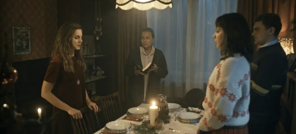 Rodzina przy stole wigilijnym