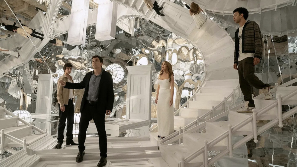 Ludzie w futurystycznym pomieszczeniu ze schodami