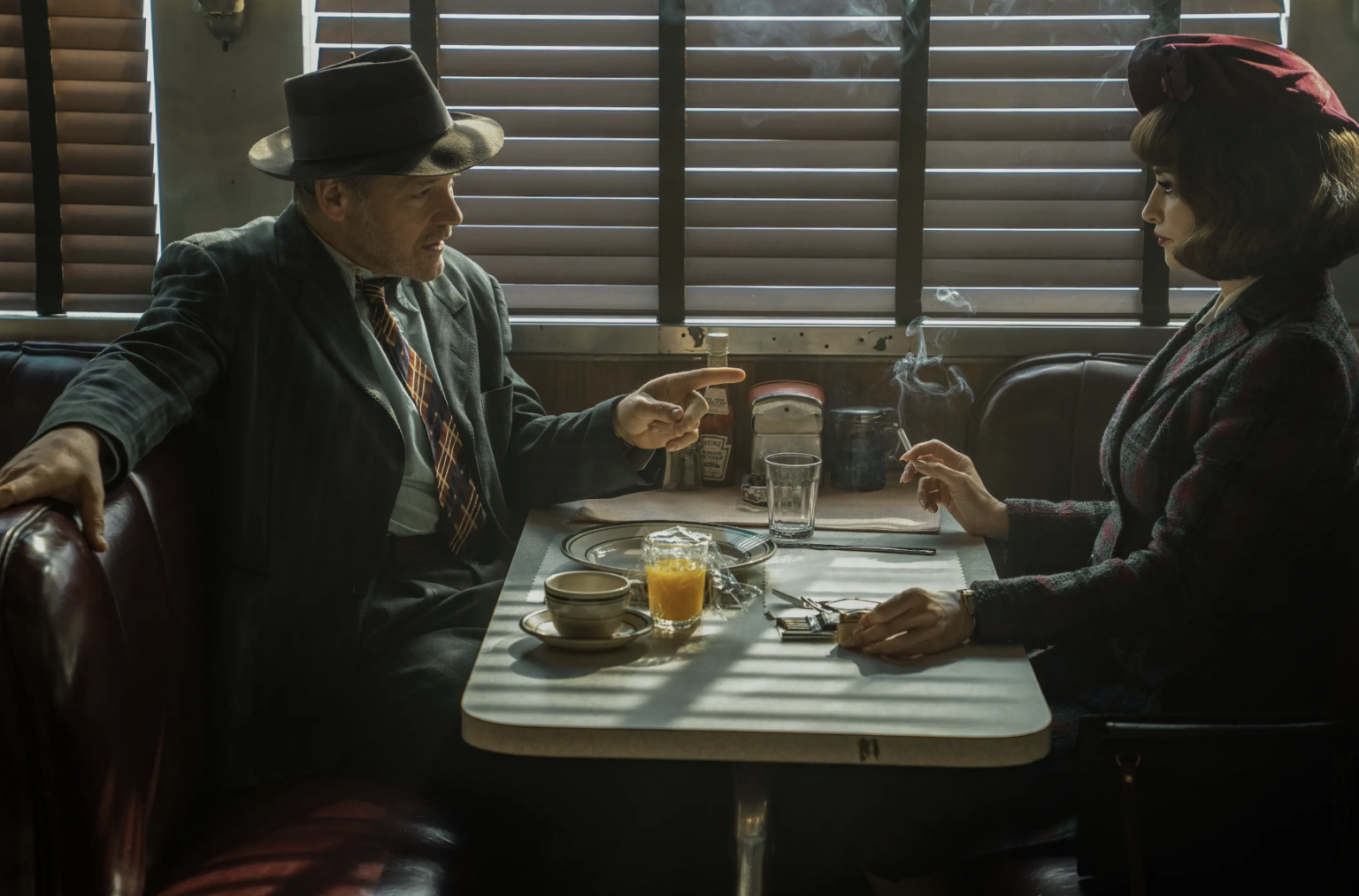 Kadr z filmu Panna młoda! Mężczyzna i kobieta w amerykańskim barze