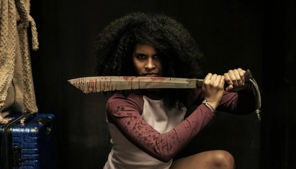 Scena z filmu Oni cię zabiją, gdzie przemoc nie jest inspirowana biblia