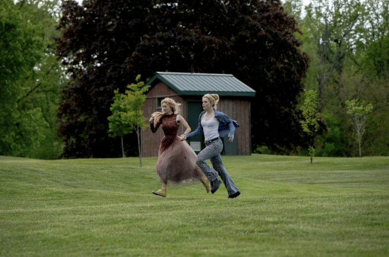 Super siostry biegną - kadr z filmu Zabawa w pochowanego 2