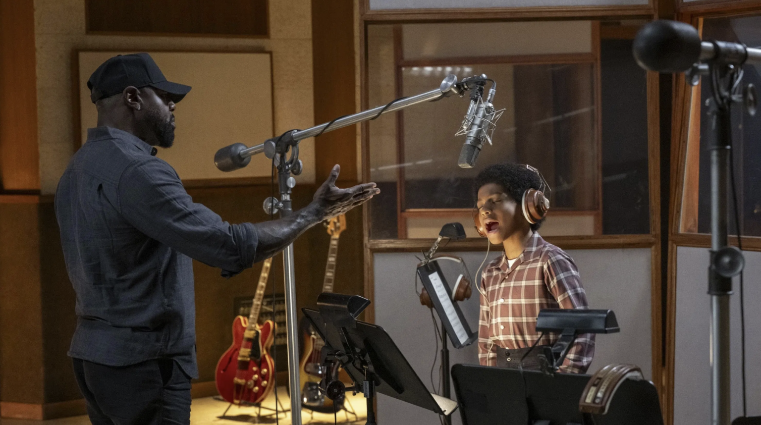 Mały Michael w studiu nagraniowym. Kadr z filmu Michael