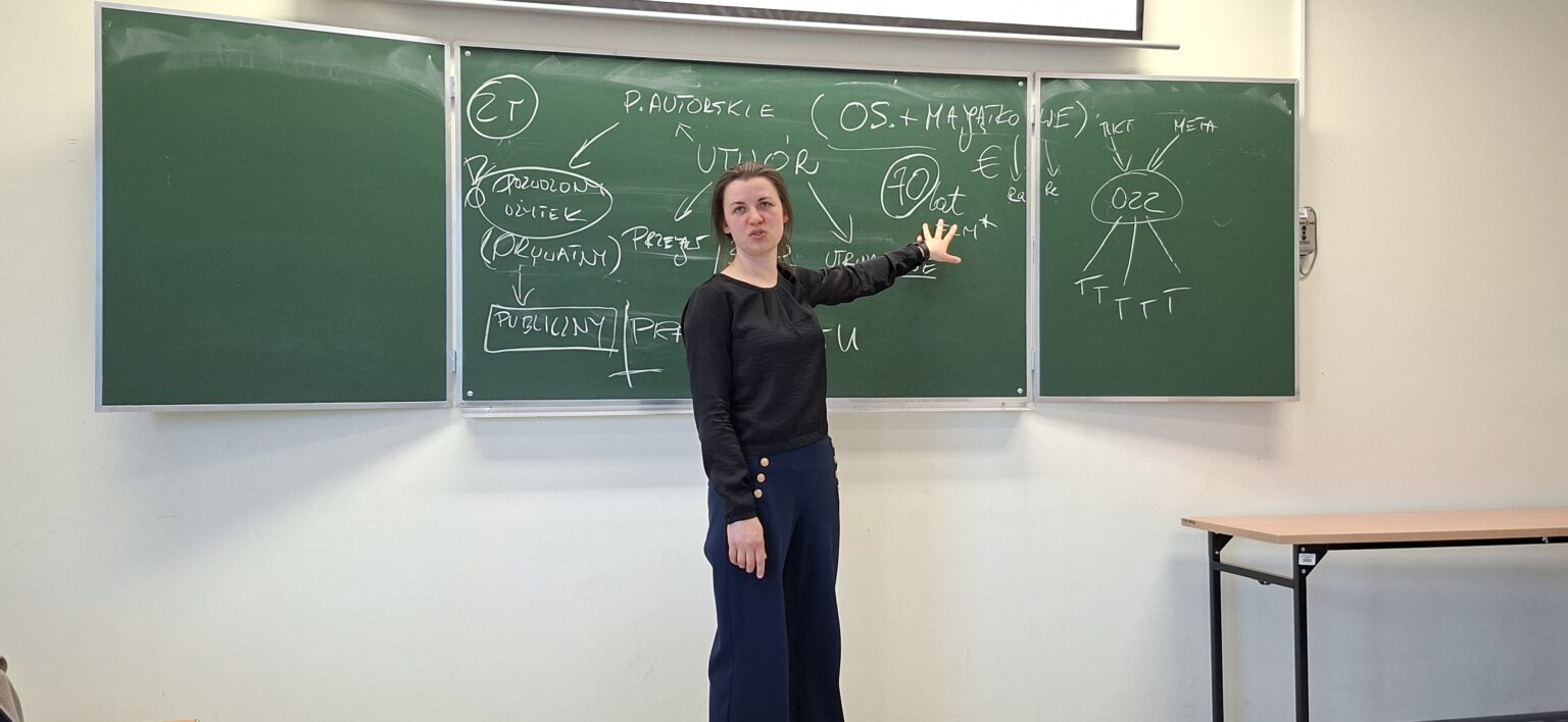 Magdalena Mamrot przed tablicą