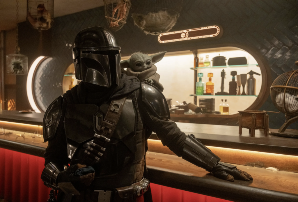 Mandalorian & Grogu w barze. Kadr z filmu Mandalorian & Grogu