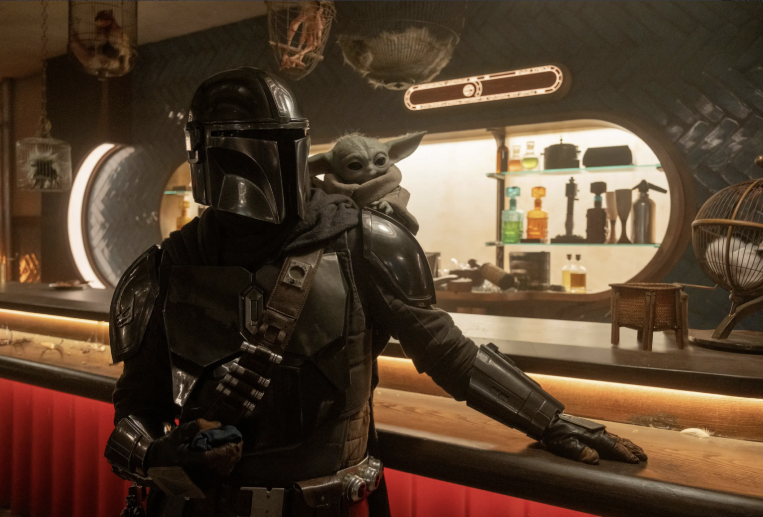 Mandalorian & Grogu w barze. Kadr z filmu Mandalorian & Grogu