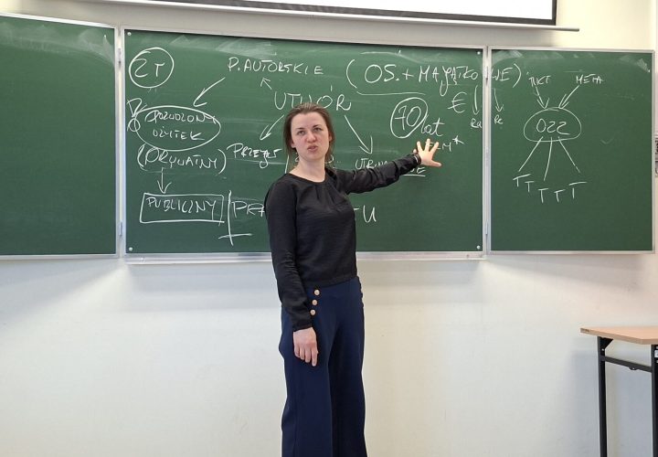 Magdalena Mamrot przed tablicą