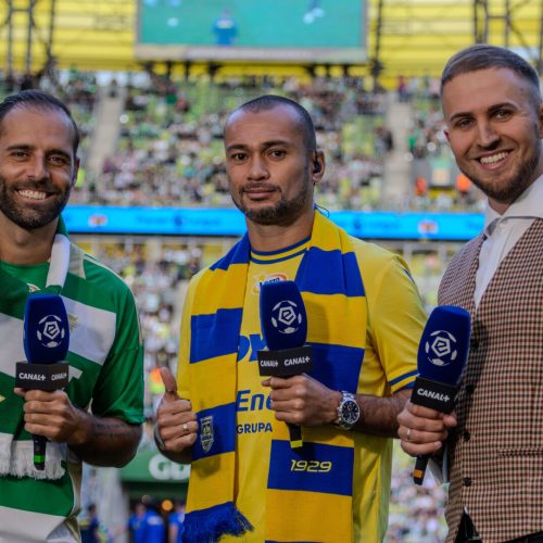 zdjęcie ze studia realizowanego przy okazji Derbów Trójmiasta - Błażej Łukaszewski z legendami Lechii Gdańsk i Arki Gdynia - Flavio Paixao i Marcusem da Silvą