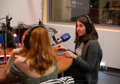 Zuza Brzóska w studiu radiowym