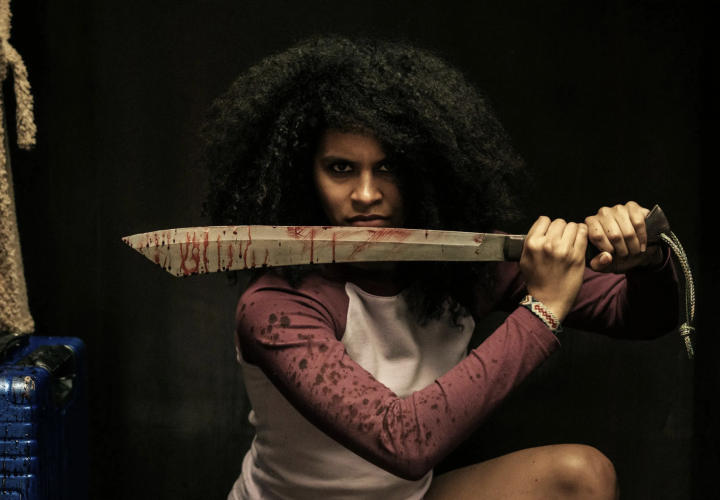 Scena z filmu Oni cię zabiją, gdzie przemoc nie jest inspirowana biblia