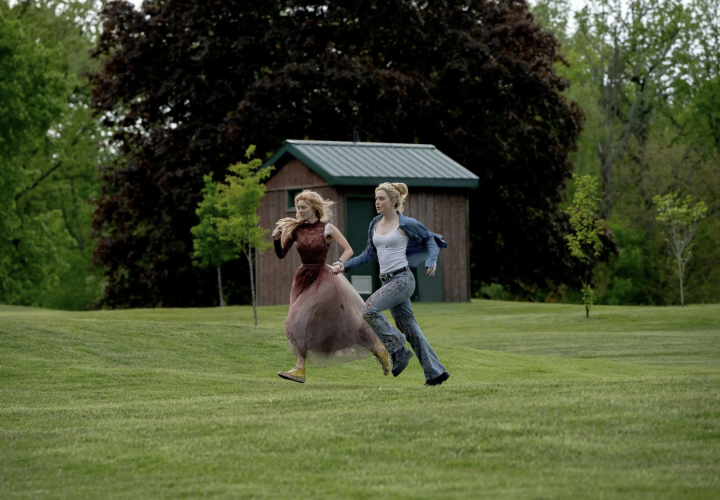 Super siostry biegną - kadr z filmu Zabawa w pochowanego 2