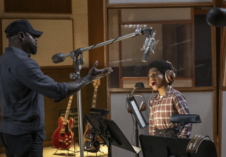 Mały Michael w studiu nagraniowym. Kadr z filmu Michael