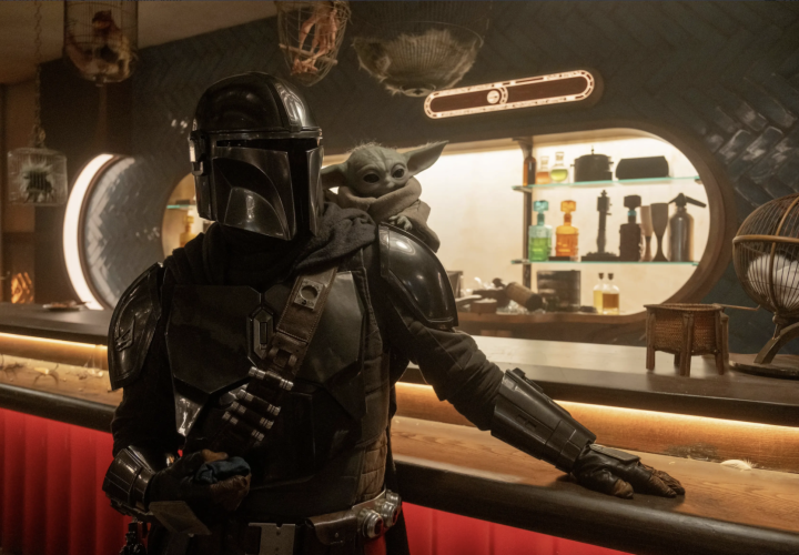 Mandalorian & Grogu w barze. Kadr z filmu Mandalorian & Grogu