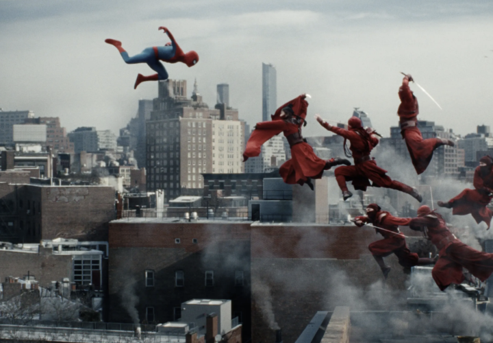 Spider-Man walczy w powietrzu z czerwonymi wojownikami. Kadr z filmu Spider-Man. Całkiem nowy dzień.