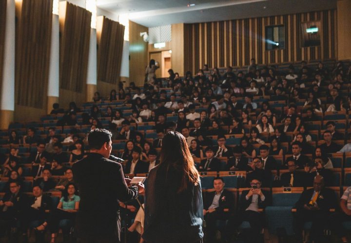 Ludzie biorący udział w konferencji