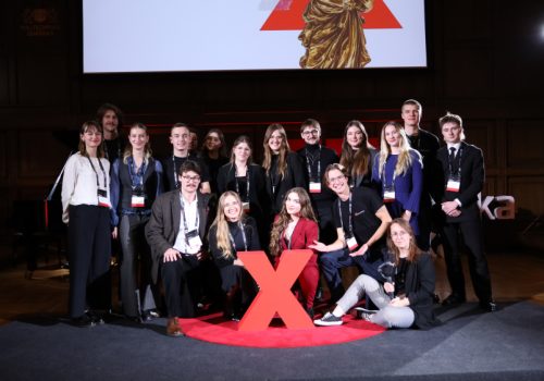 Uczestnicy wydarzenia na scenie