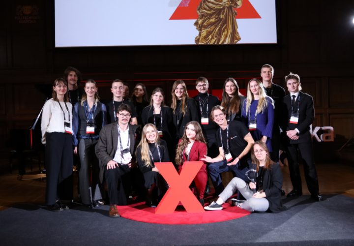 Uczestnicy wydarzenia na scenie