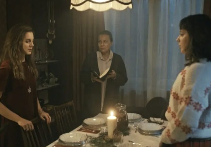 Rodzina przy stole wigilijnym