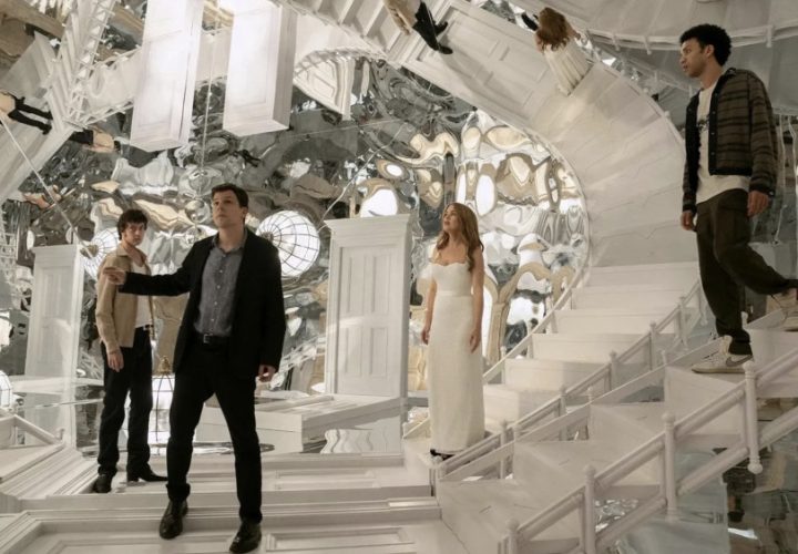 Ludzie w futurystycznym pomieszczeniu ze schodami