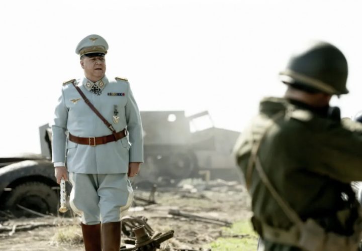 Generał i żołnierz celujący z broni